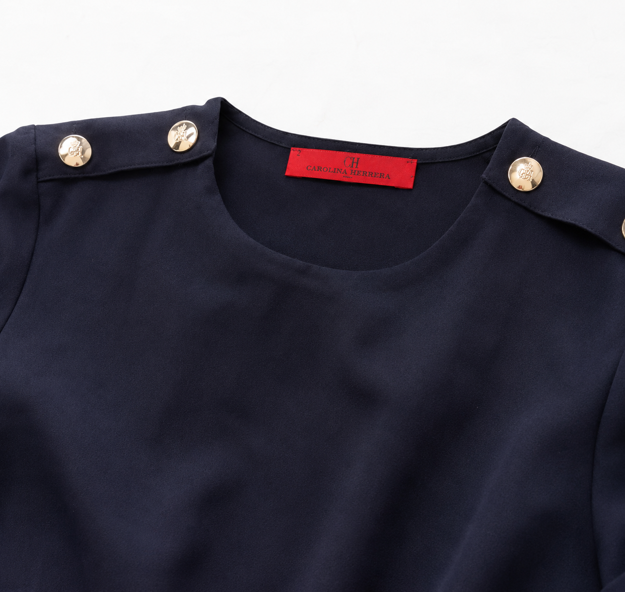 Carolina Herrera – Blusa navy con botones metálicos