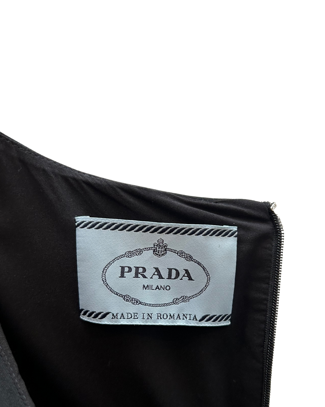 Prada – Vestido negro de silueta estructurada con escote en V
