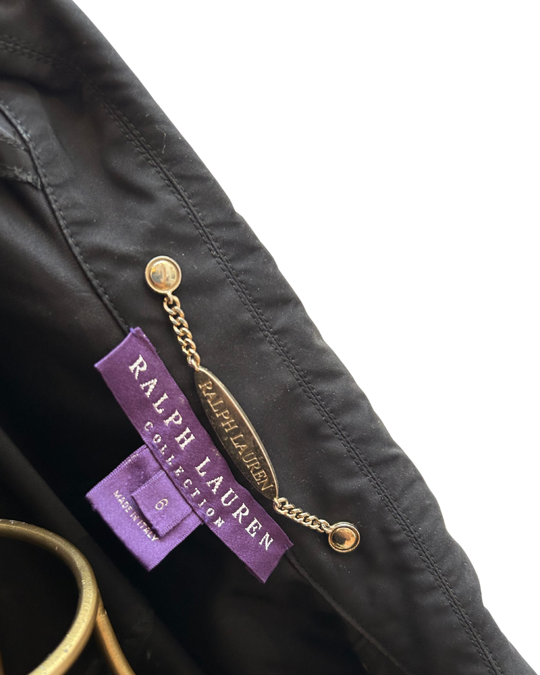 Ralph Lauren Collection – Gabardina negra con detalles dorados