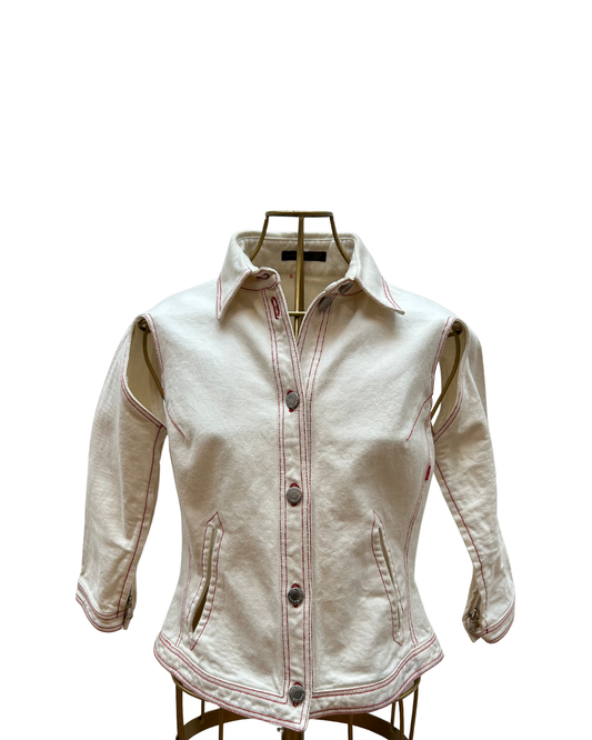 Alexander McQueen – Chaqueta denim blanca con costuras rojas