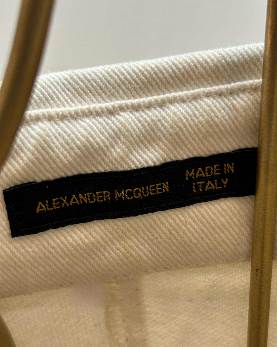Alexander McQueen – Chaqueta denim blanca con costuras rojas